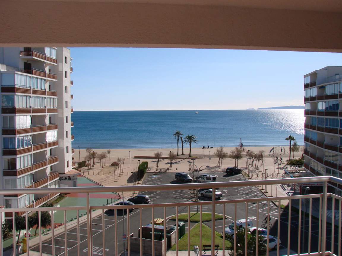 Apartment -
                        Roses -
                        3 bedrooms -
                        7 persons