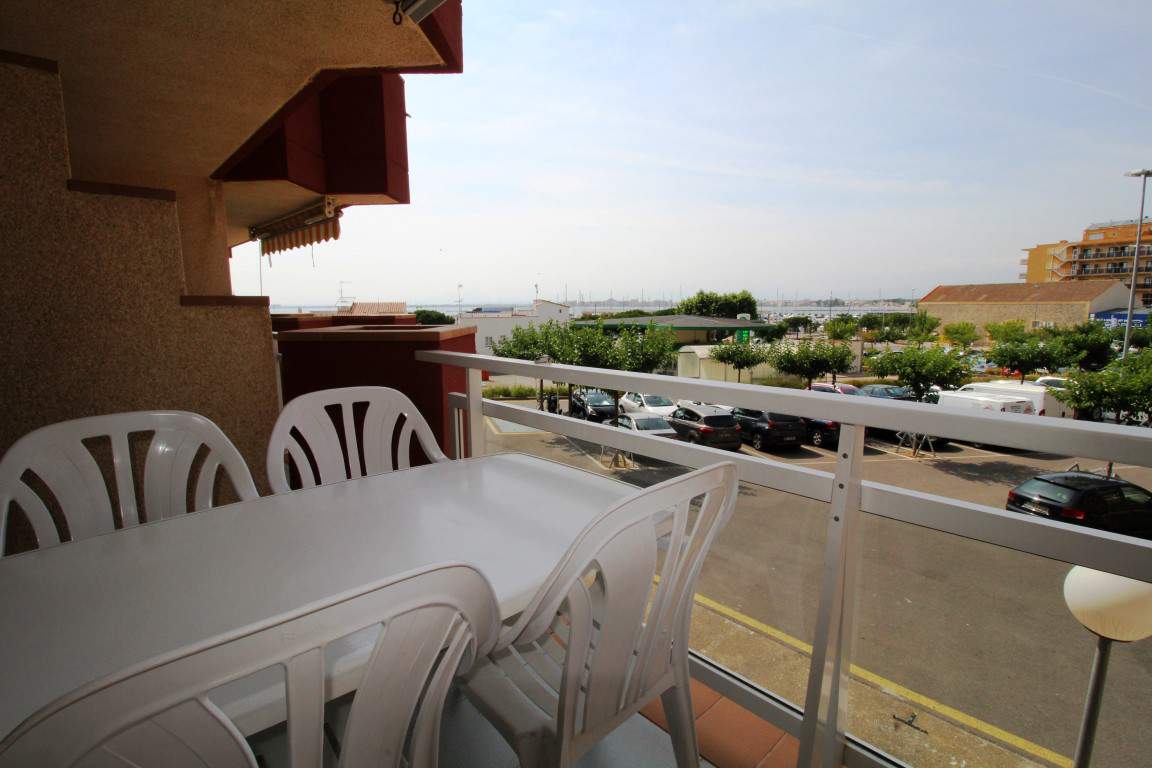Apartment -
                        Roses -
                        1 bedroom -
                        4 persons