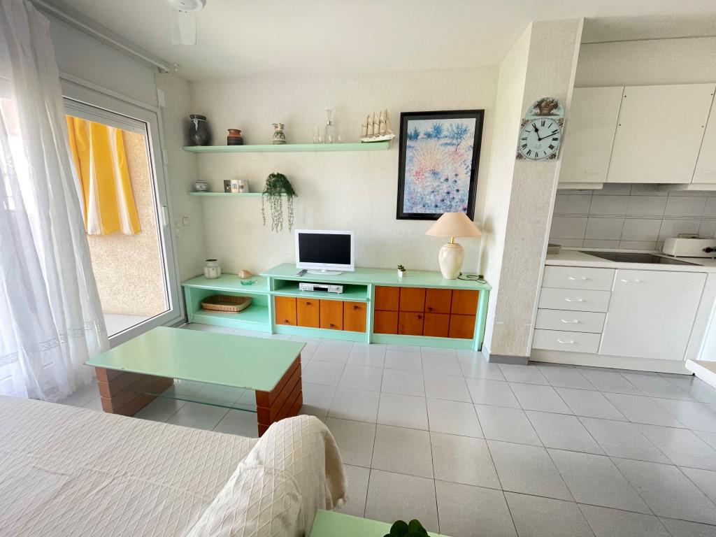 Apartment -
                        Roses -
                        1 bedroom -
                        4 persons