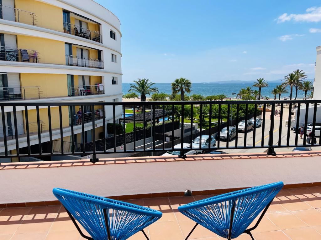 Apartment -
                        Roses -
                        4 bedrooms -
                        8 persons